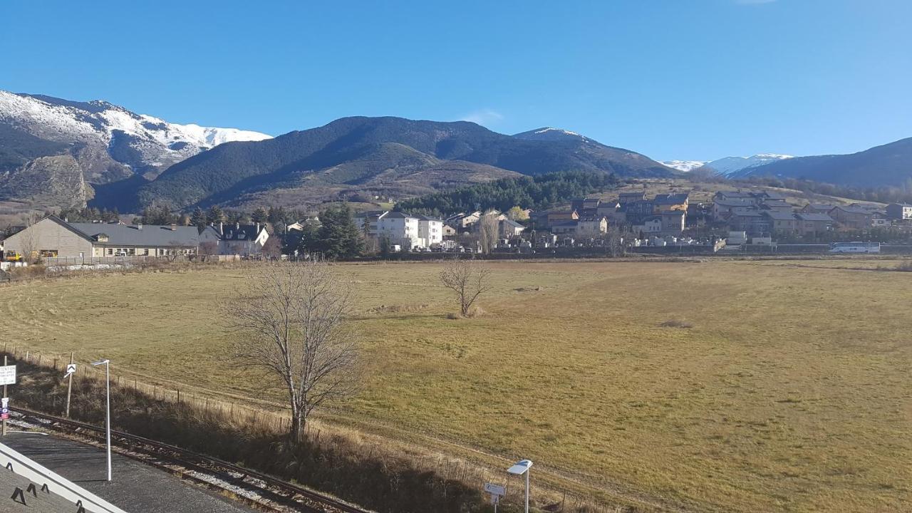 Loft Mansarde Du Train Jaune Avec Vue Sur Les Montagnes Saillagouse Zewnętrze zdjęcie
